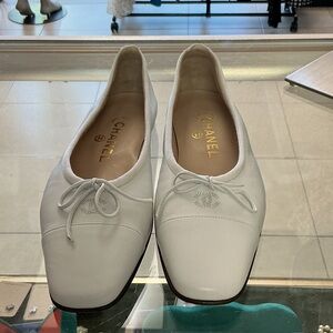 CHANEL White Leather Flats with Bow